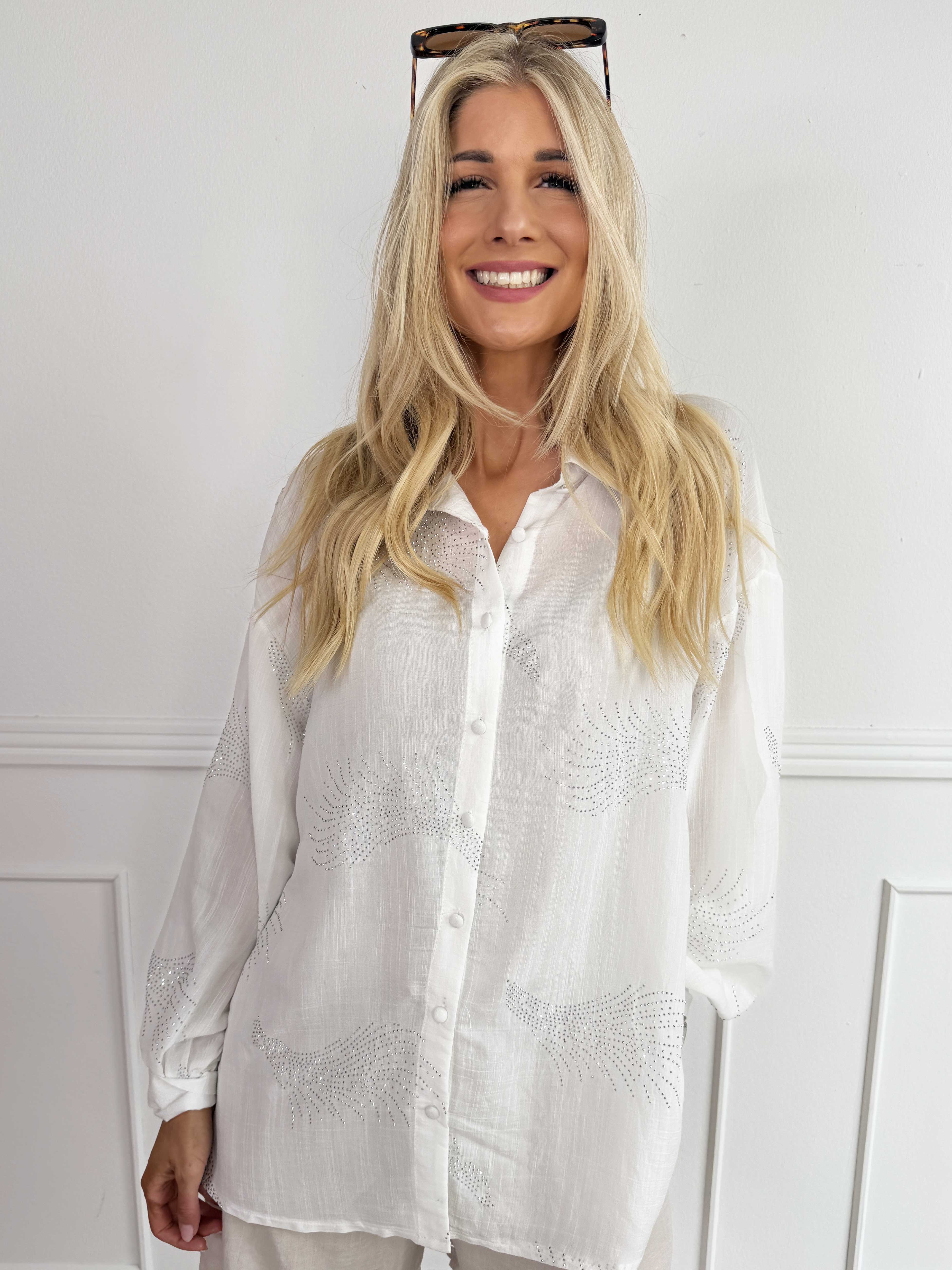 Heidy - Plus size skjorta med fina strass och breda manschetter
